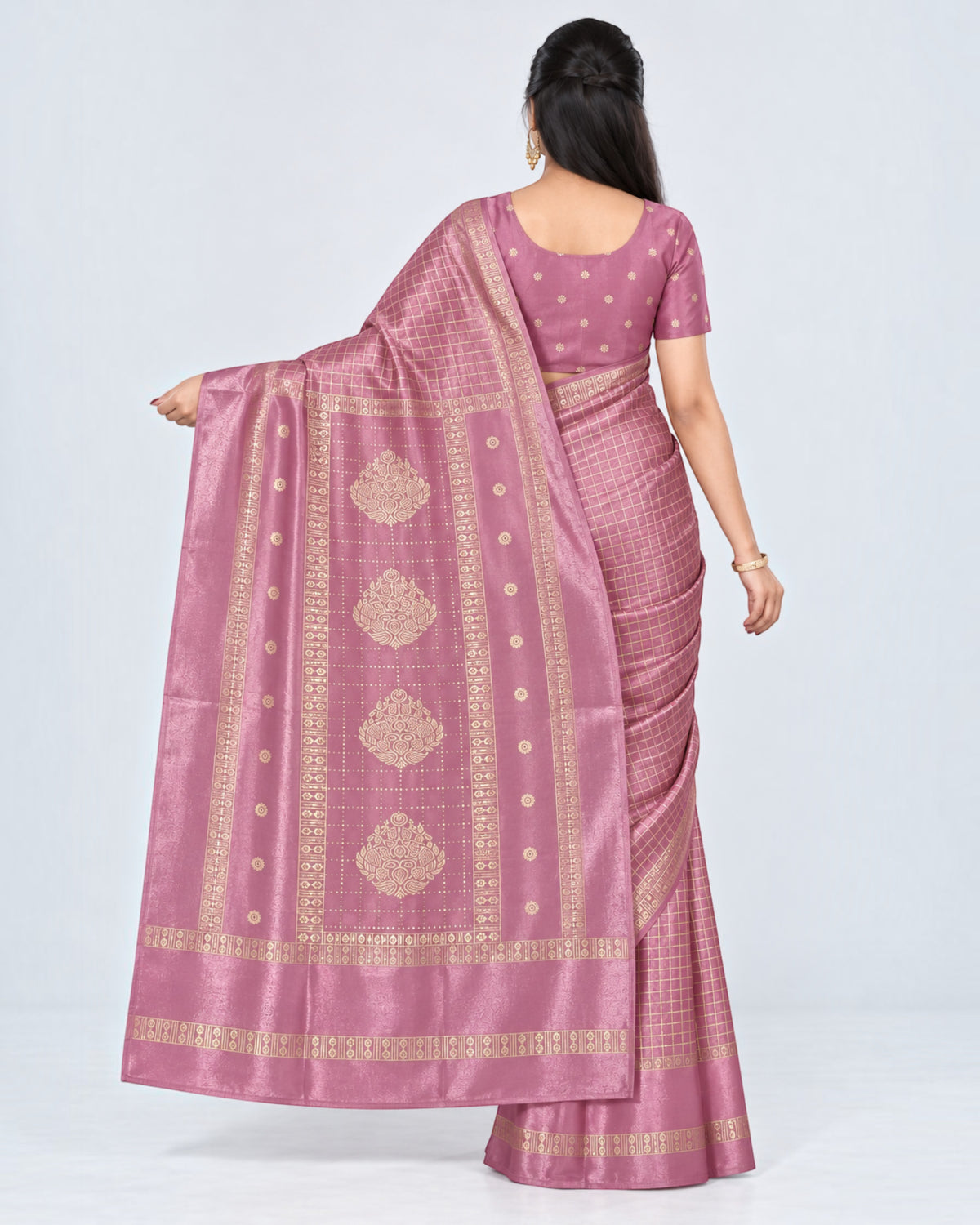 பெண்களுக்கான டர்க்கி சில்க் புடவை மற்றும் பிளவுஸ் பீஸ் – டஸ்டி ரோஸ் கோல்டு செக்ஸ் | பாரிஸ் பியூட்டி