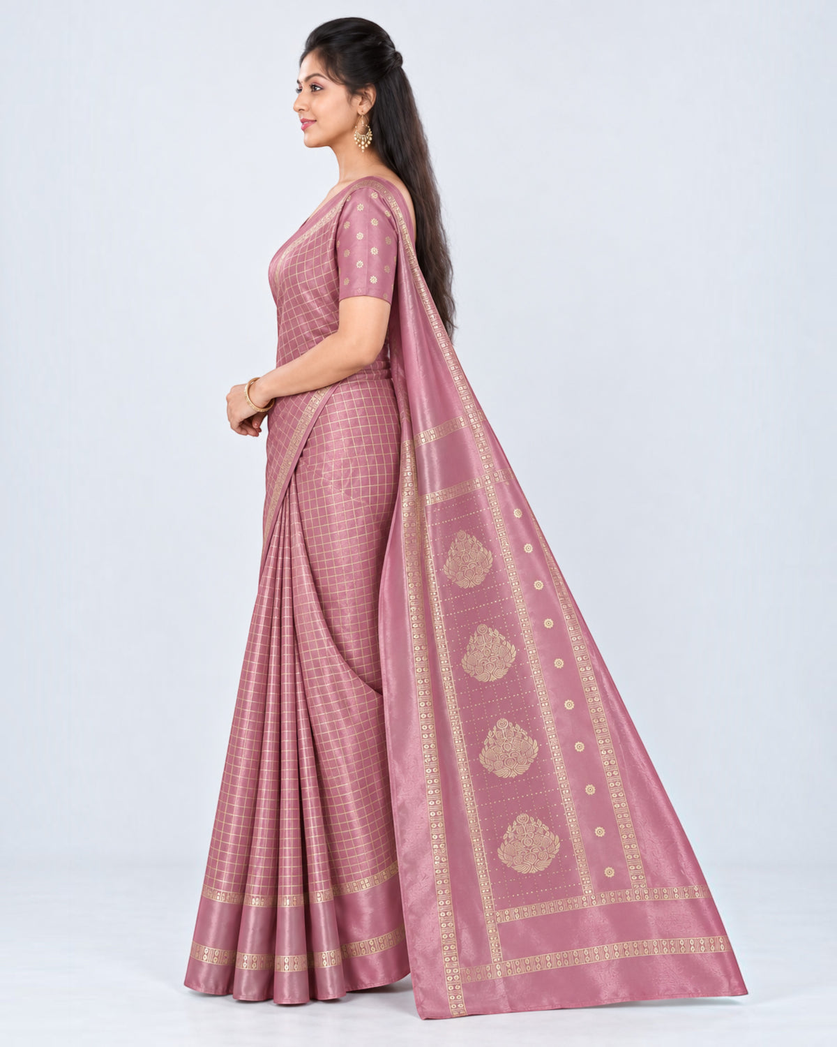 பெண்களுக்கான டர்க்கி சில்க் புடவை மற்றும் பிளவுஸ் பீஸ் – டஸ்டி ரோஸ் கோல்டு செக்ஸ் | பாரிஸ் பியூட்டி