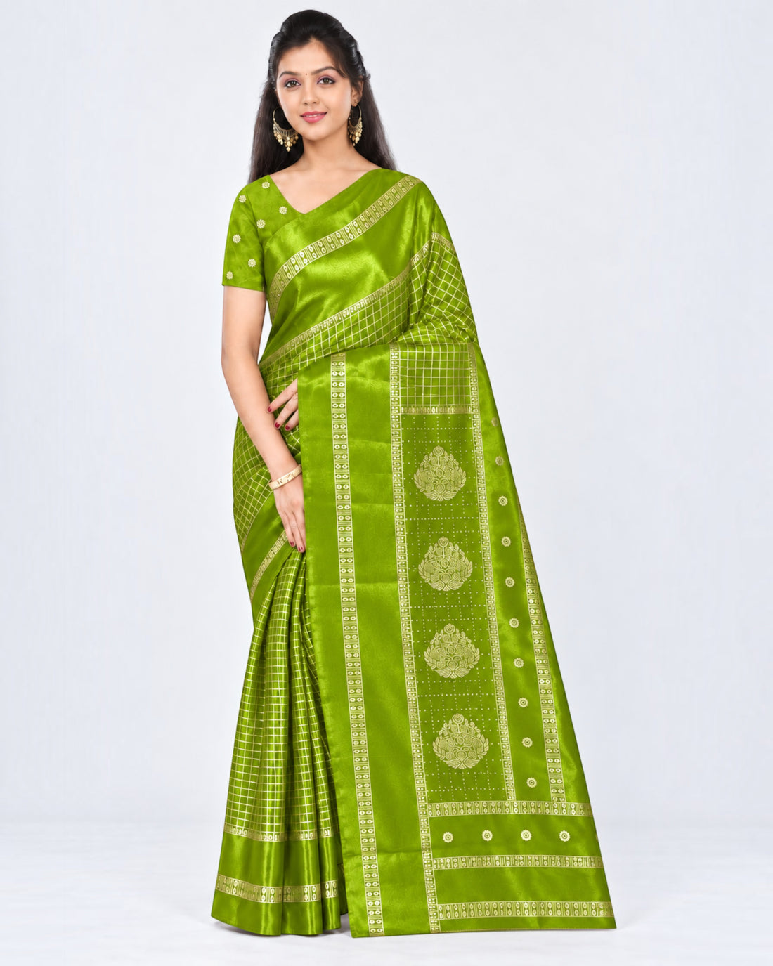 பெண்களுக்கான டர்க்கி சில்க் புடவை மற்றும் பிளவுஸ் பீஸ் – லைம் கிரீன் கோல்ட் செக்ஸ் | பாரிஸ் பியூட்டி