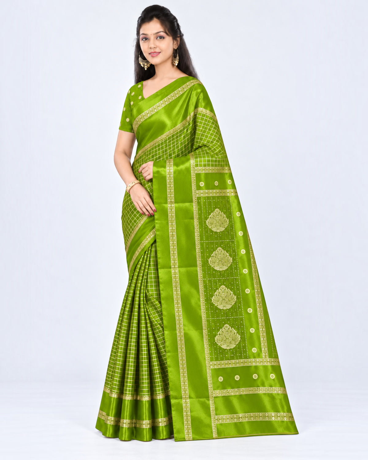 பெண்களுக்கான டர்க்கி சில்க் புடவை மற்றும் பிளவுஸ் பீஸ் – லைம் கிரீன் கோல்ட் செக்ஸ் | பாரிஸ் பியூட்டி