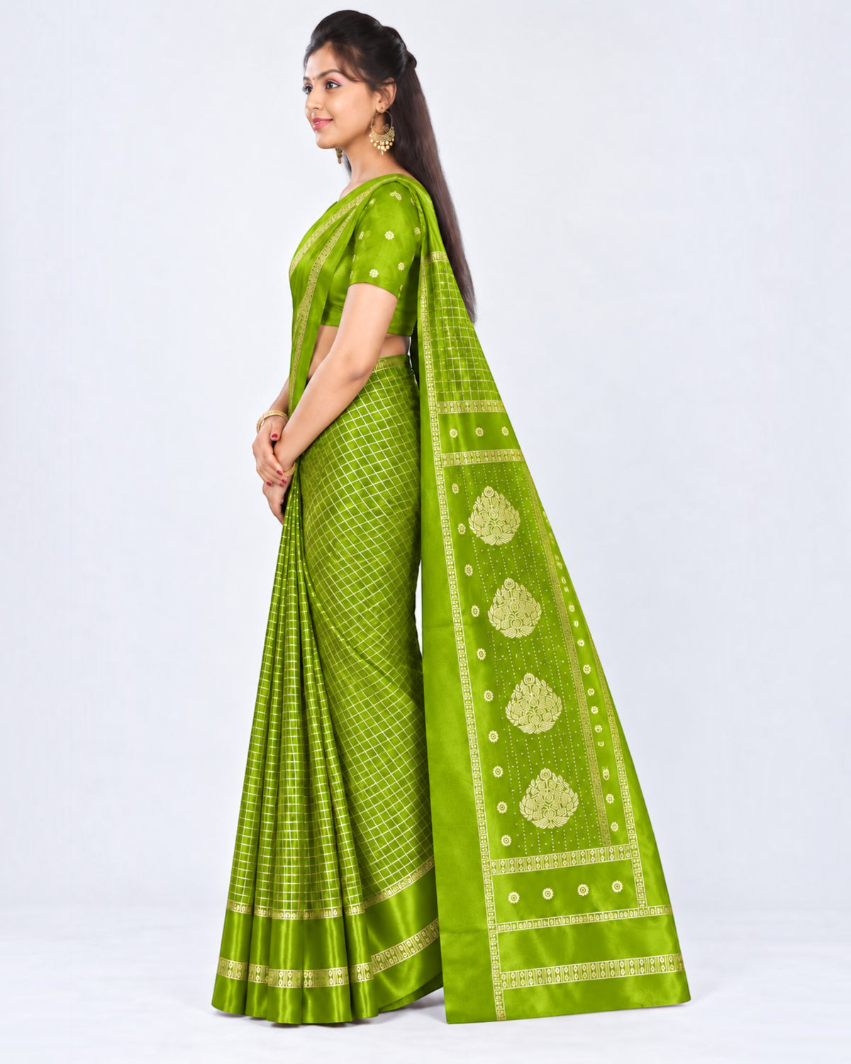பெண்களுக்கான டர்க்கி சில்க் புடவை மற்றும் பிளவுஸ் பீஸ் – லைம் கிரீன் கோல்ட் செக்ஸ் | பாரிஸ் பியூட்டி
