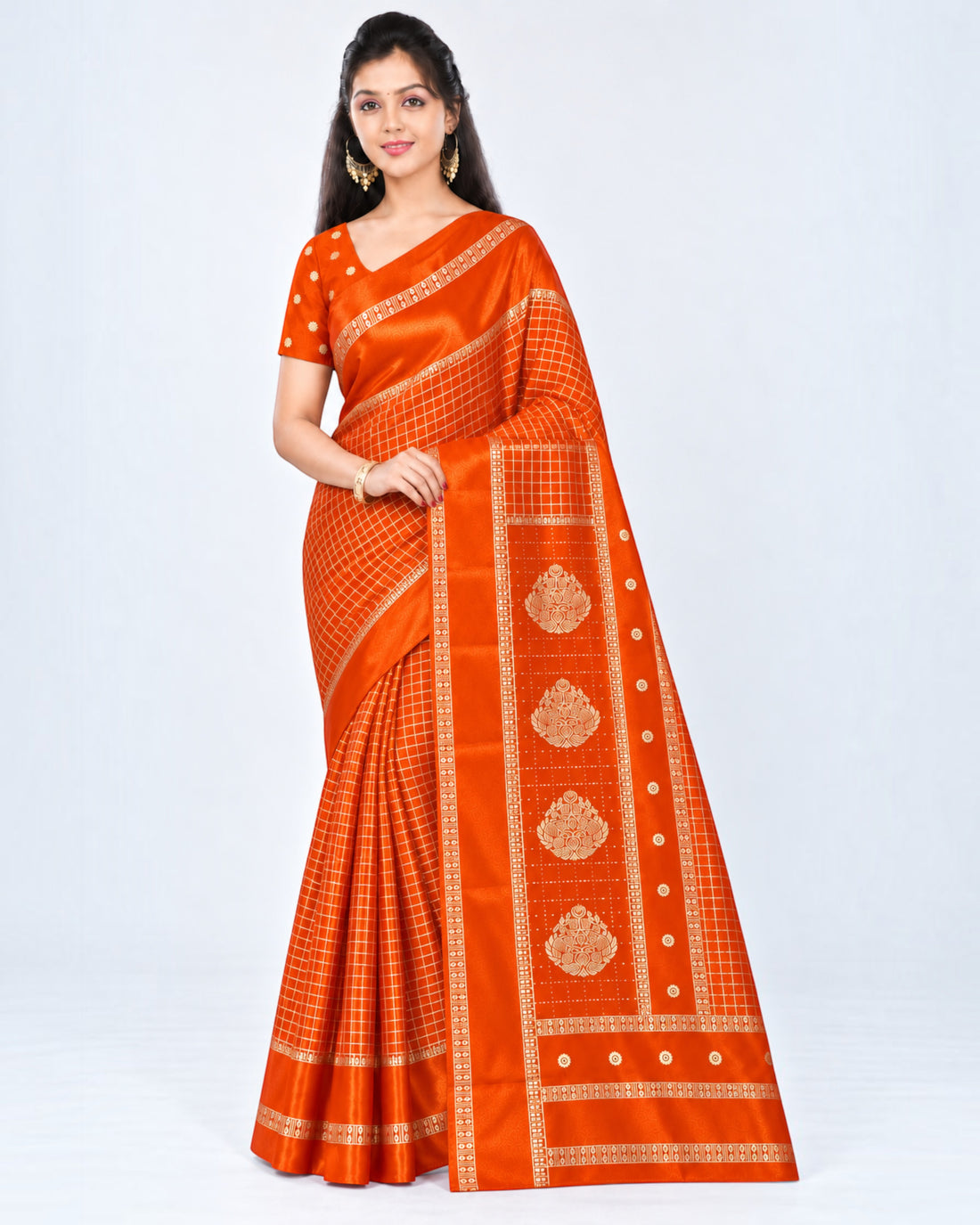 பெண்களுக்கான டர்க்கி சில்க் புடவை மற்றும் பிளவுஸ் பீஸ் – ஆரஞ்சு கோல்ட் செக்ஸ் | பாரிஸ் பியூட்டி
