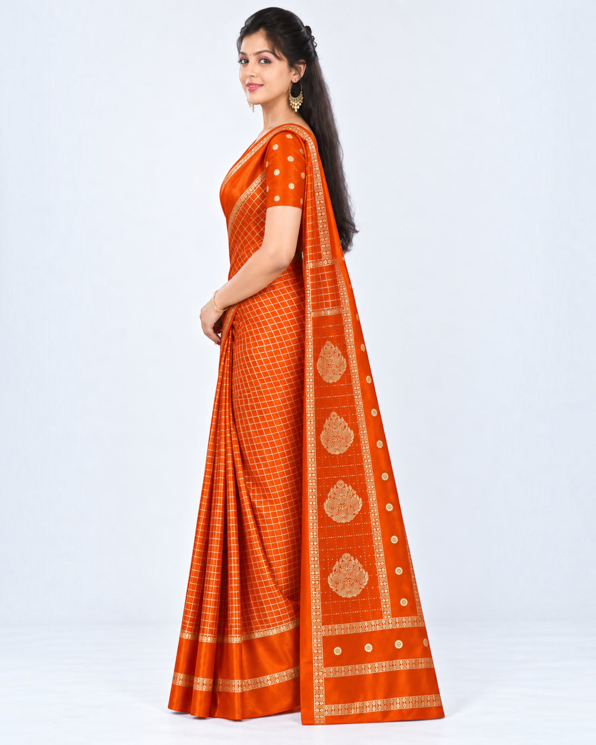 பெண்களுக்கான டர்க்கி சில்க் புடவை மற்றும் பிளவுஸ் பீஸ் – ஆரஞ்சு கோல்ட் செக்ஸ் | பாரிஸ் பியூட்டி
