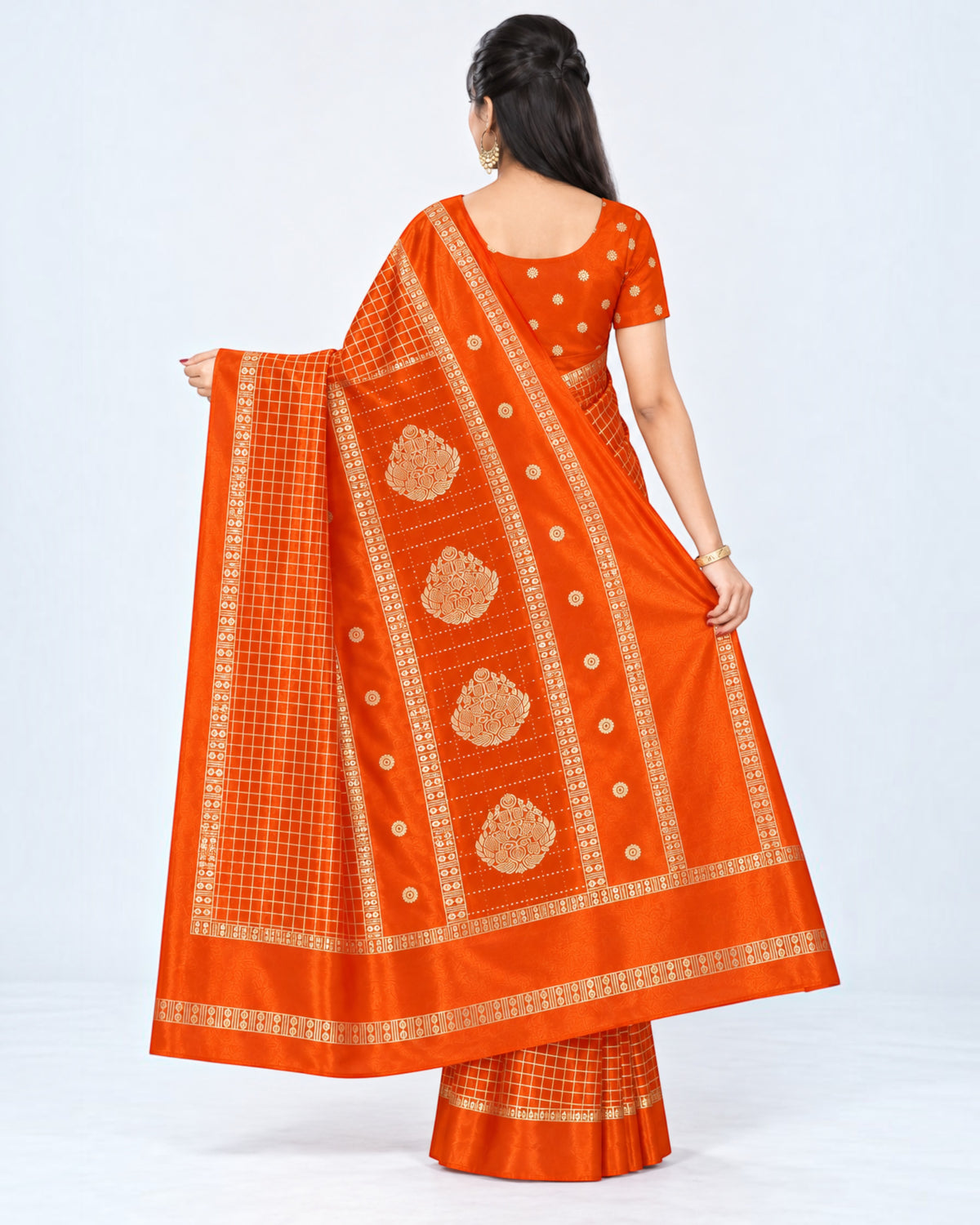 பெண்களுக்கான டர்க்கி சில்க் புடவை மற்றும் பிளவுஸ் பீஸ் – ஆரஞ்சு கோல்ட் செக்ஸ் | பாரிஸ் பியூட்டி