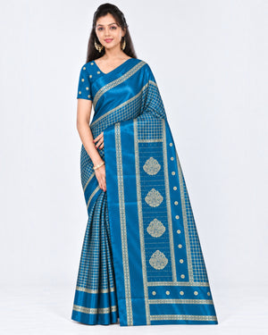 பெண்களுக்கான டர்க்கி சில்க் புடவை மற்றும் பிளவுஸ் பீஸ் – பீகாக் ப்ளூ கோல்டு செக்ஸ் | பாரிஸ் பியூட்டி