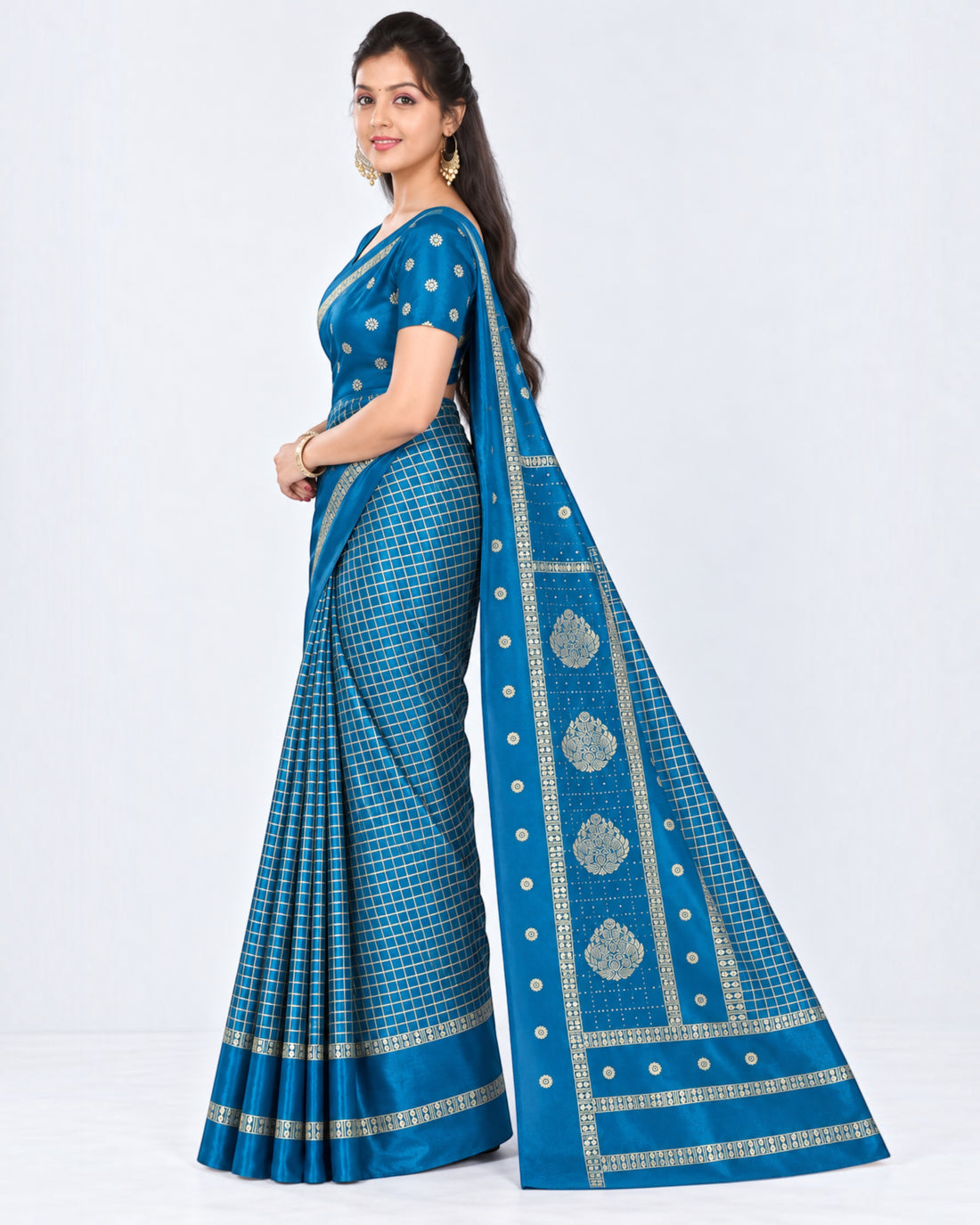 பெண்களுக்கான டர்க்கி சில்க் புடவை மற்றும் பிளவுஸ் பீஸ் – பீகாக் ப்ளூ கோல்டு செக்ஸ் | பாரிஸ் பியூட்டி