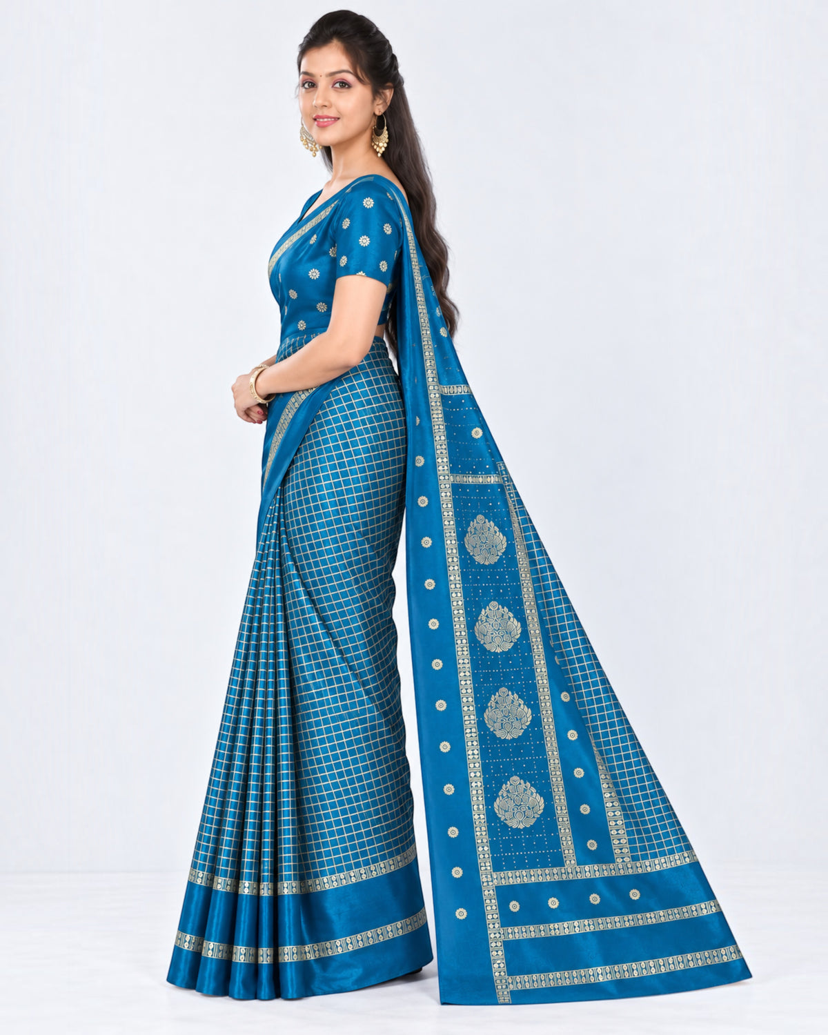 பெண்களுக்கான டர்க்கி சில்க் புடவை மற்றும் பிளவுஸ் பீஸ் – பீகாக் ப்ளூ கோல்டு செக்ஸ் | பாரிஸ் பியூட்டி