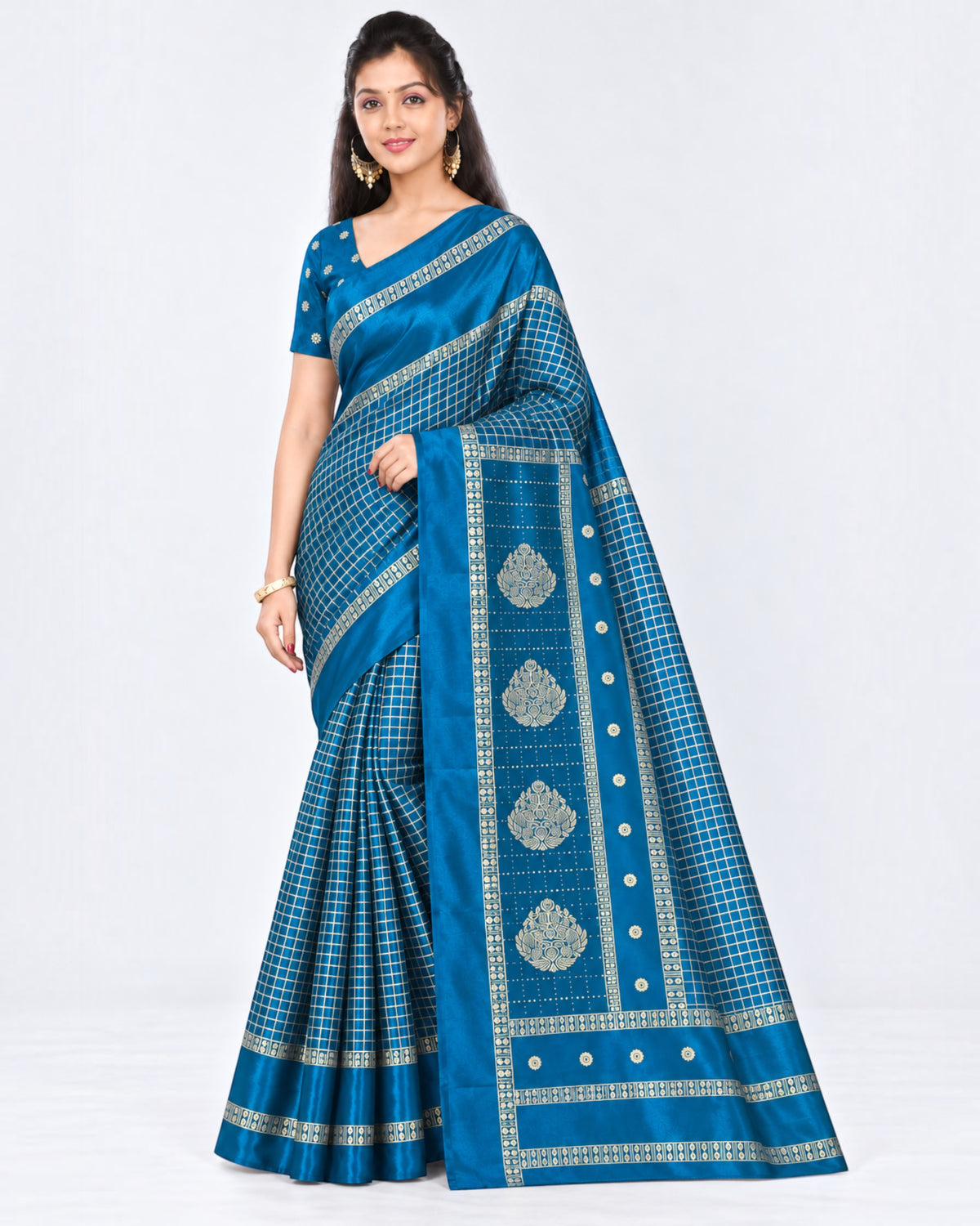 பெண்களுக்கான டர்க்கி சில்க் புடவை மற்றும் பிளவுஸ் பீஸ் – பீகாக் ப்ளூ கோல்டு செக்ஸ் | பாரிஸ் பியூட்டி