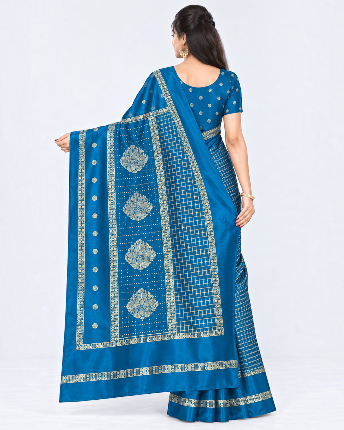 பெண்களுக்கான டர்க்கி சில்க் புடவை மற்றும் பிளவுஸ் பீஸ் – பீகாக் ப்ளூ கோல்டு செக்ஸ் | பாரிஸ் பியூட்டி