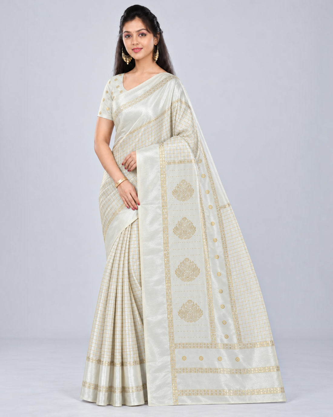 பெண்களுக்கான டர்க்கி சில்க் புடவை மற்றும் பிளவுஸ் பீஸ் – ஐவரி கோல்ட் செக்ஸ் | பாரிஸ் பியூட்டி
