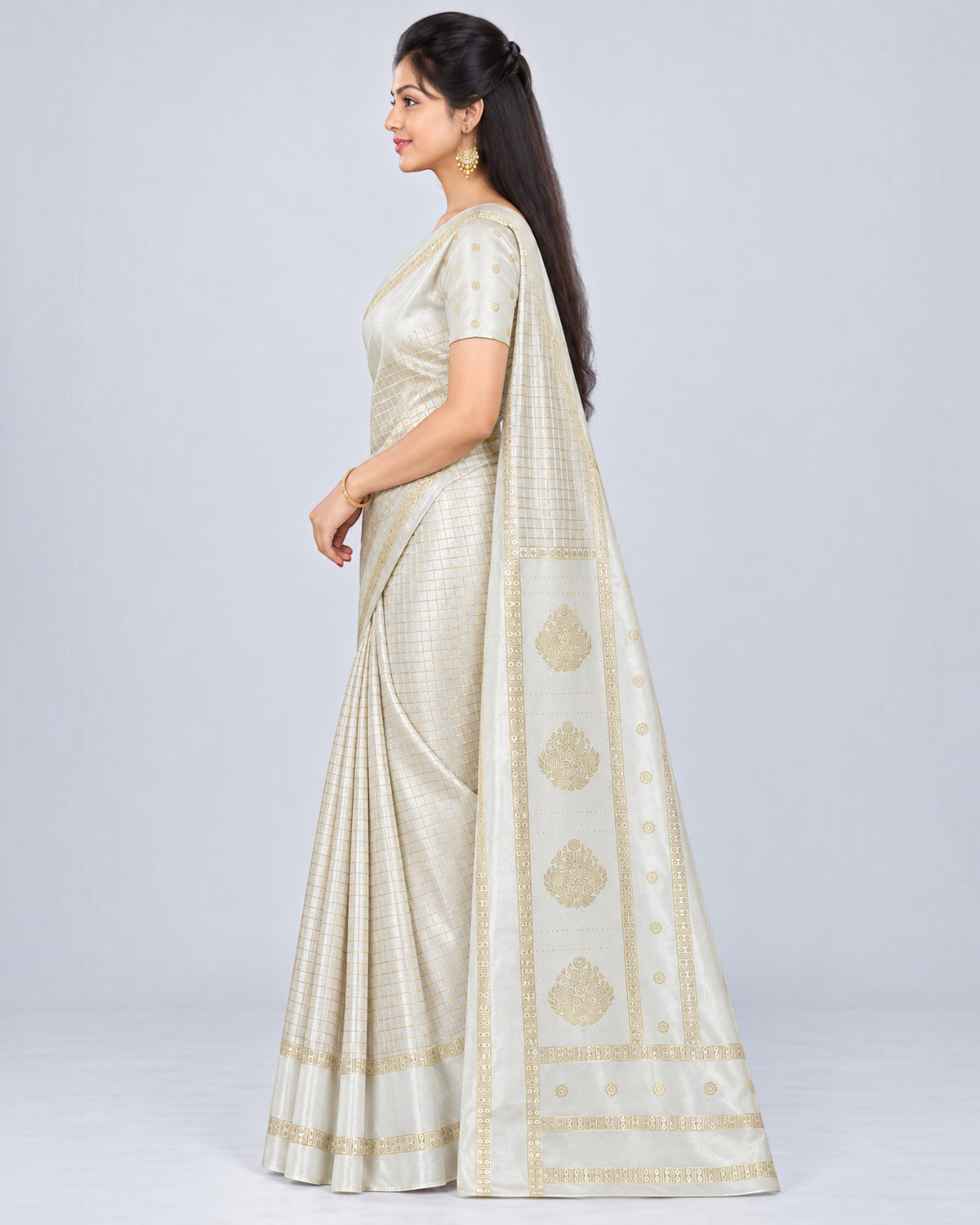 பெண்களுக்கான டர்க்கி சில்க் புடவை மற்றும் பிளவுஸ் பீஸ் – ஐவரி கோல்ட் செக்ஸ் | பாரிஸ் பியூட்டி