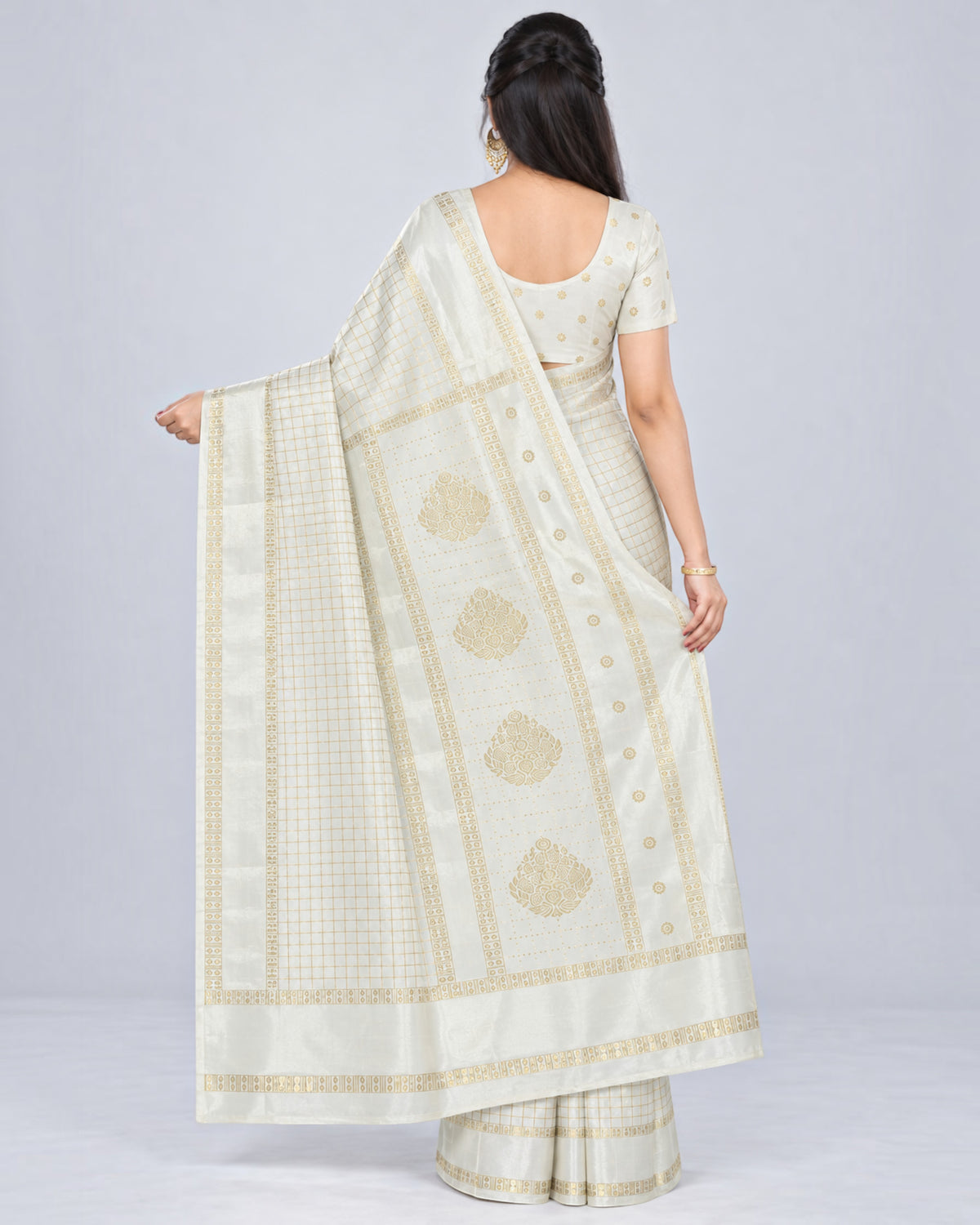 பெண்களுக்கான டர்க்கி சில்க் புடவை மற்றும் பிளவுஸ் பீஸ் – ஐவரி கோல்ட் செக்ஸ் | பாரிஸ் பியூட்டி