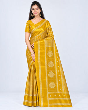 பெண்களுக்கான டர்க்கி சில்க் சேலை (பிளவுஸ் பீஸுடன்) - கடுகு மஞ்சள் மற்றும் கோல்டன் செக்ஸ் | பாரிஸ் பியூட்டி