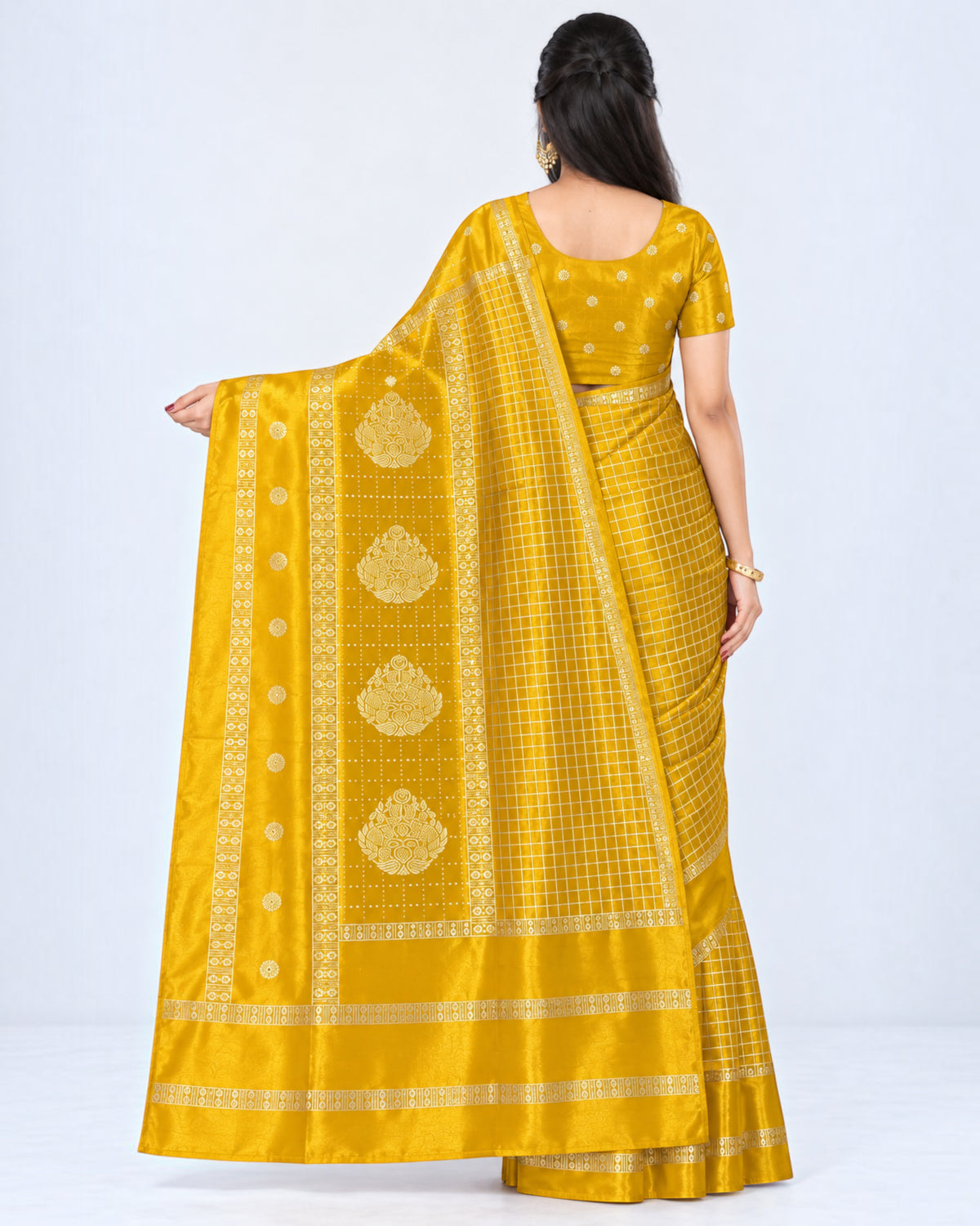 பெண்களுக்கான டர்க்கி சில்க் சேலை (பிளவுஸ் பீஸுடன்) - கடுகு மஞ்சள் மற்றும் கோல்டன் செக்ஸ் | பாரிஸ் பியூட்டி