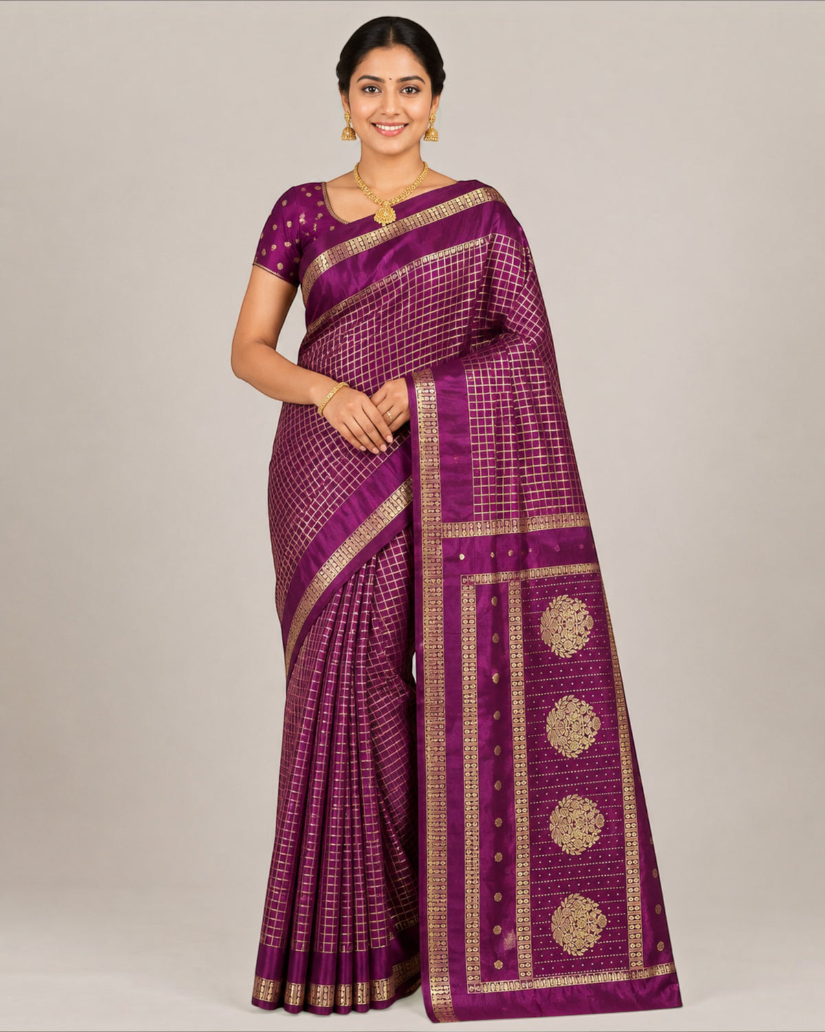 பெண்களுக்கான டர்க்கி சில்க் புடவை மற்றும் பிளவுஸ் பீஸ் – ஒயின் கோல்டு செக்ஸ் | பாரிஸ் பியூட்டி